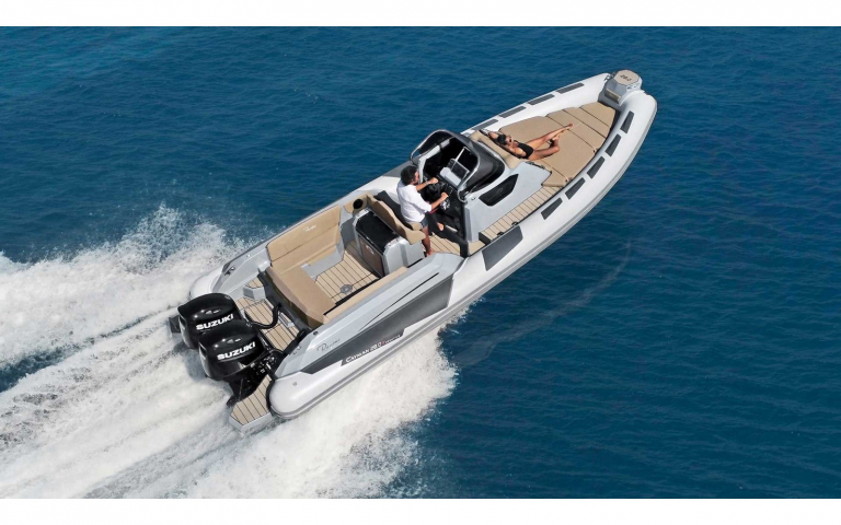 boat Marina del Sud